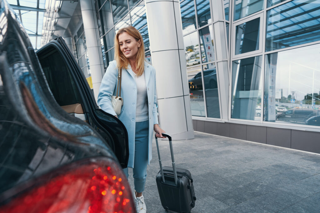 Vous recherchez un service de VTC fiable pour vos trajets vers ou depuis l’aéroport ? Grâce à l’application de VTC LeCab, profitez de transferts à destination ou vers les aéroports à prix fixes ; d’un confort premium et d’une qualité de service sur-mesure pour un voyage sans stress. Anticipez votre trajet aéroport et voyagez l’esprit tranquille grâce à nos forfaits aéroports. Que ce soit pour un départ en vacances, un déplacement professionnel ou un retour de voyage, LeCab vous accompagne à chaque étape. Réservez votre voiture avec chauffeur privé VTC.