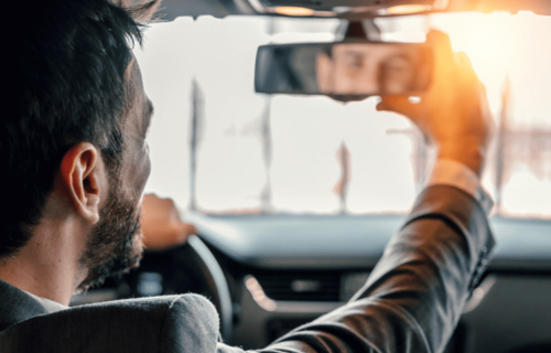 homme regarde dans le retro