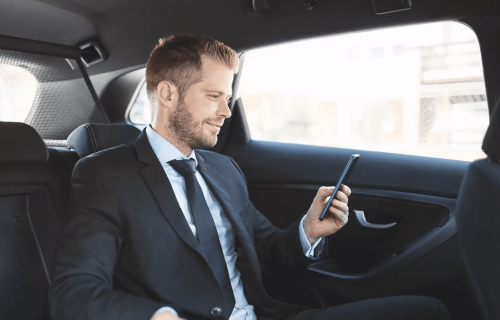 homme-telephone-voiture